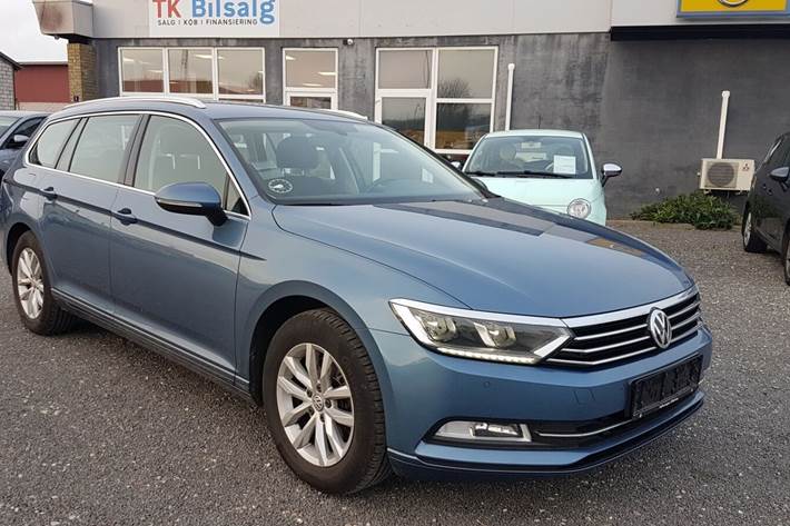 Blå VW Passat fra 2016