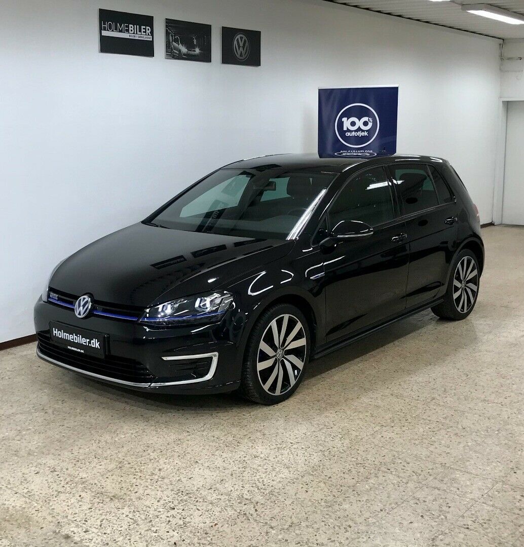 Grå VW Golf VII fra 2016