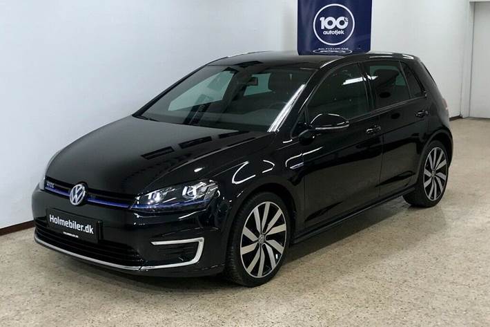 Grå VW Golf VII fra 2016