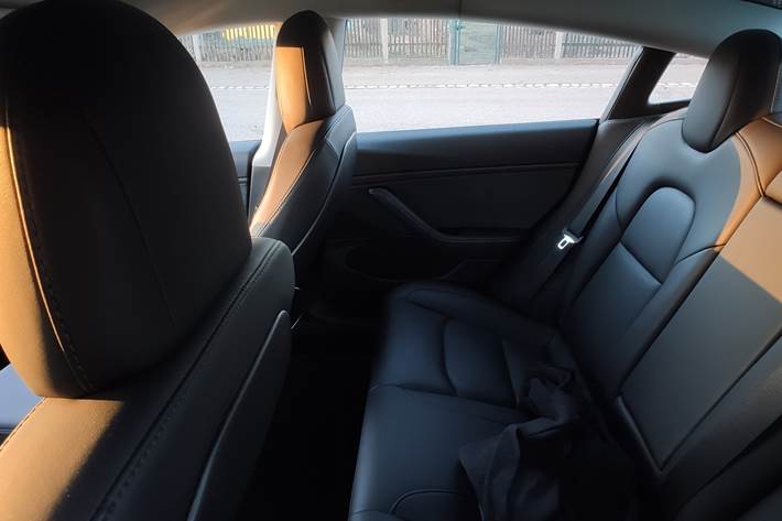 Grå Tesla Model 3 fra 2019