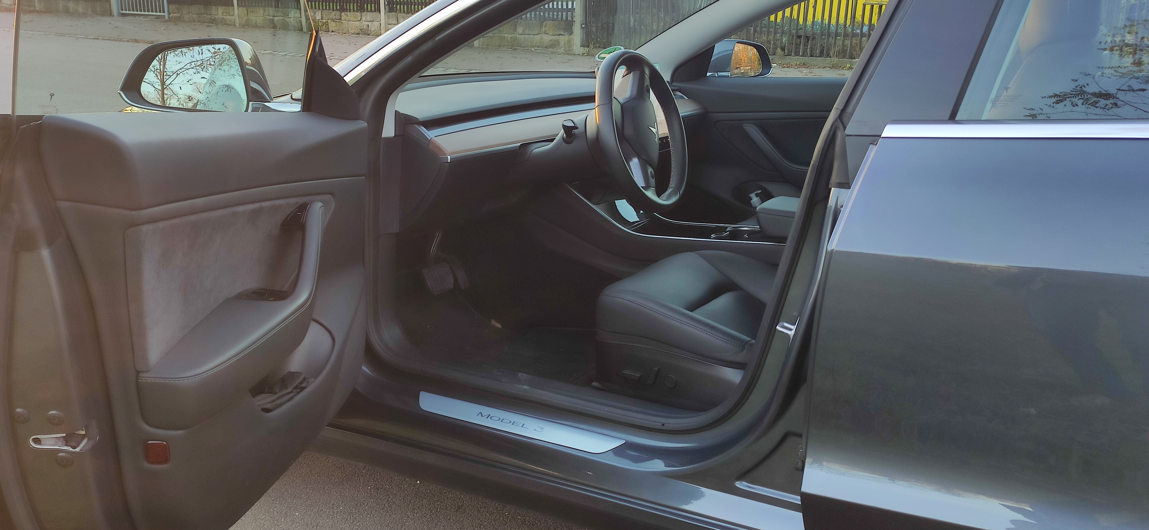 Grå Tesla Model 3 fra 2019