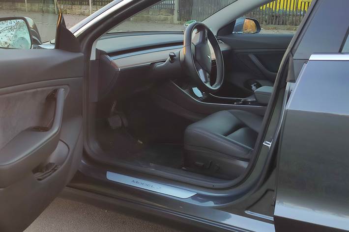 Grå Tesla Model 3 fra 2019