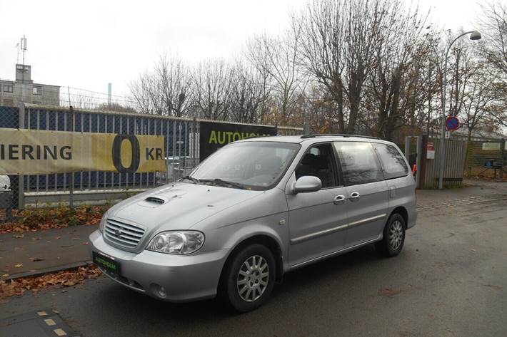 Grå Kia Carnival fra 2002