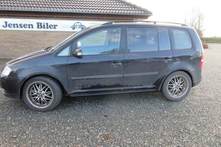 Grå VW Touran fra 2004