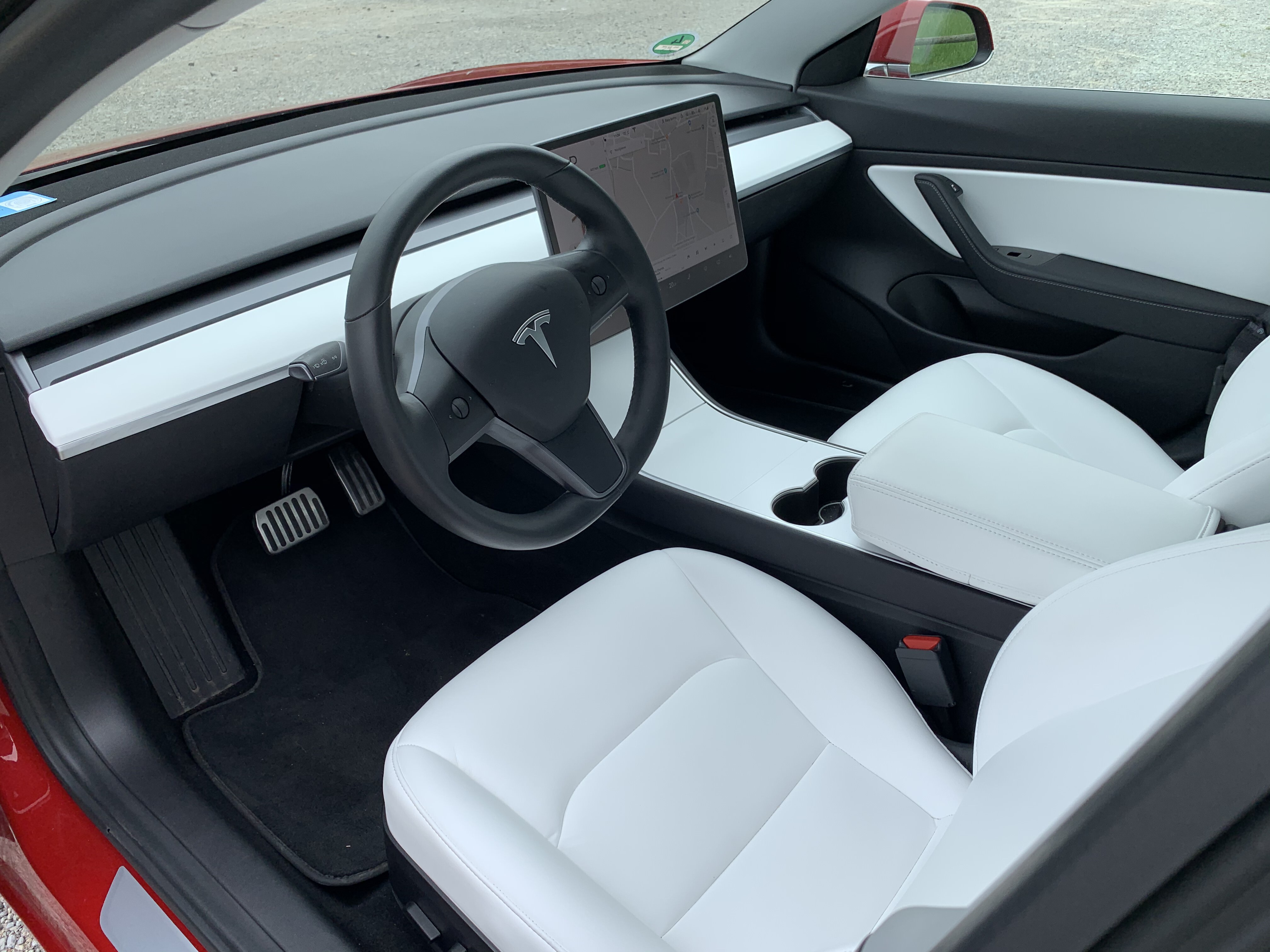 Rød Tesla Model 3 fra 2019