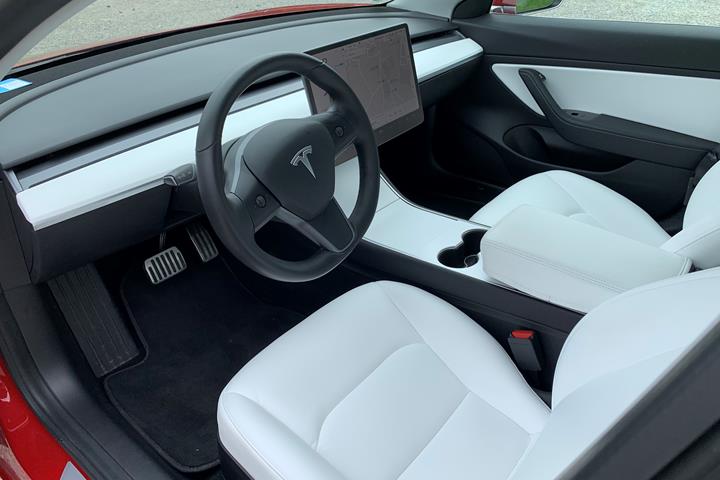 Rød Tesla Model 3 fra 2019