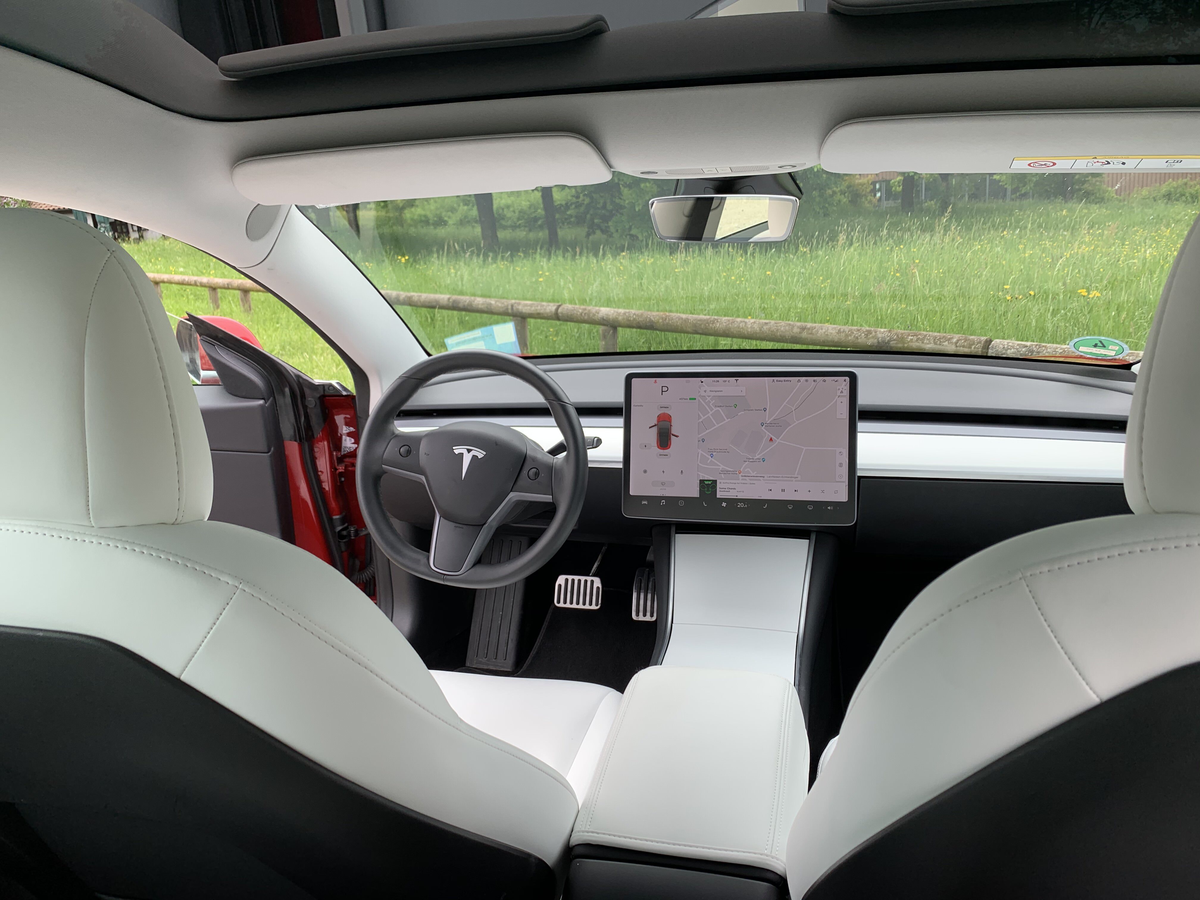 Rød Tesla Model 3 fra 2019