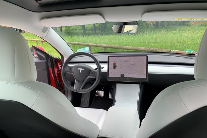 Rød Tesla Model 3 fra 2019
