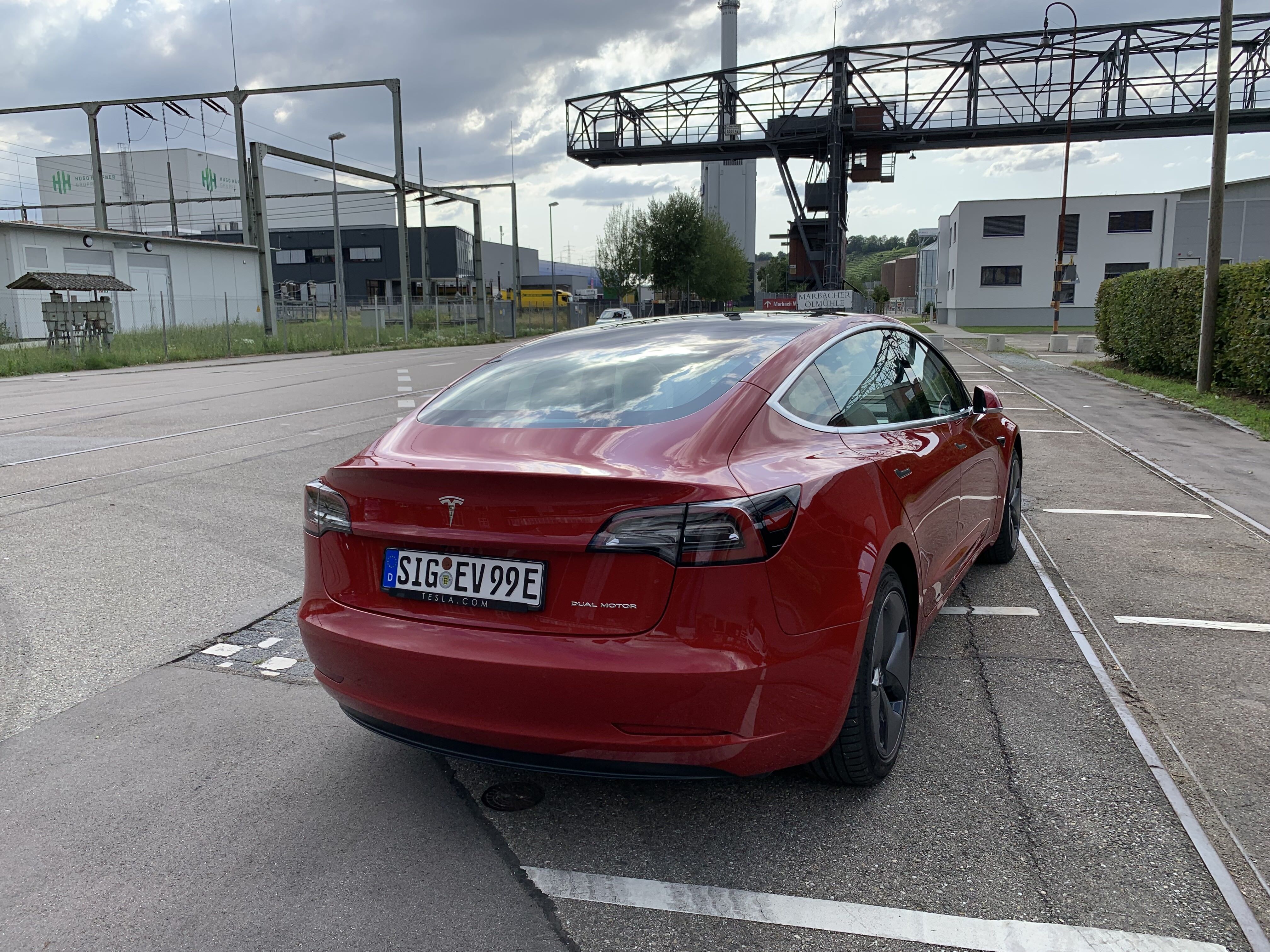 Rød Tesla Model 3 fra 2019