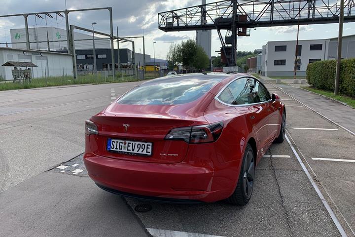 Rød Tesla Model 3 fra 2019