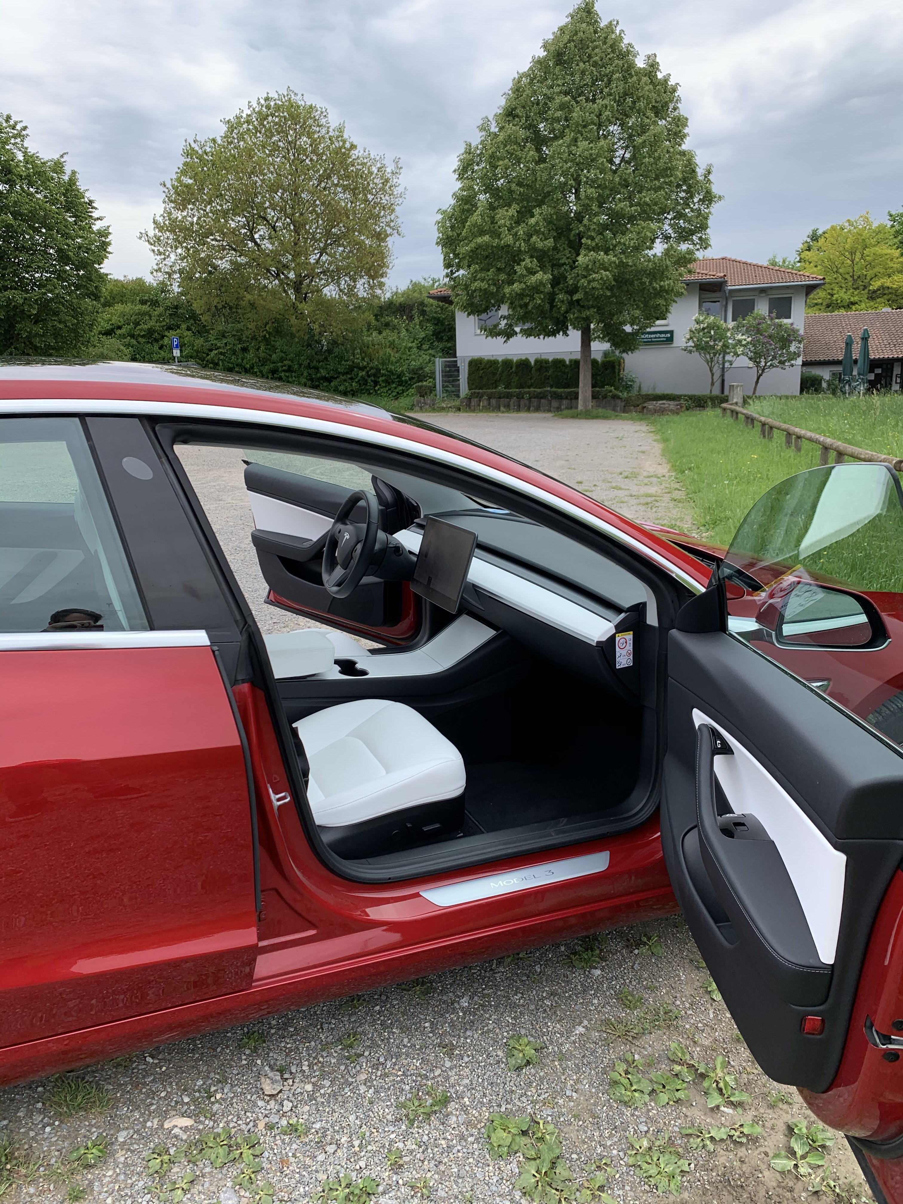 Rød Tesla Model 3 fra 2019