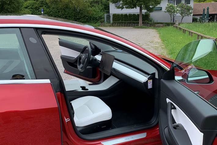 Rød Tesla Model 3 fra 2019