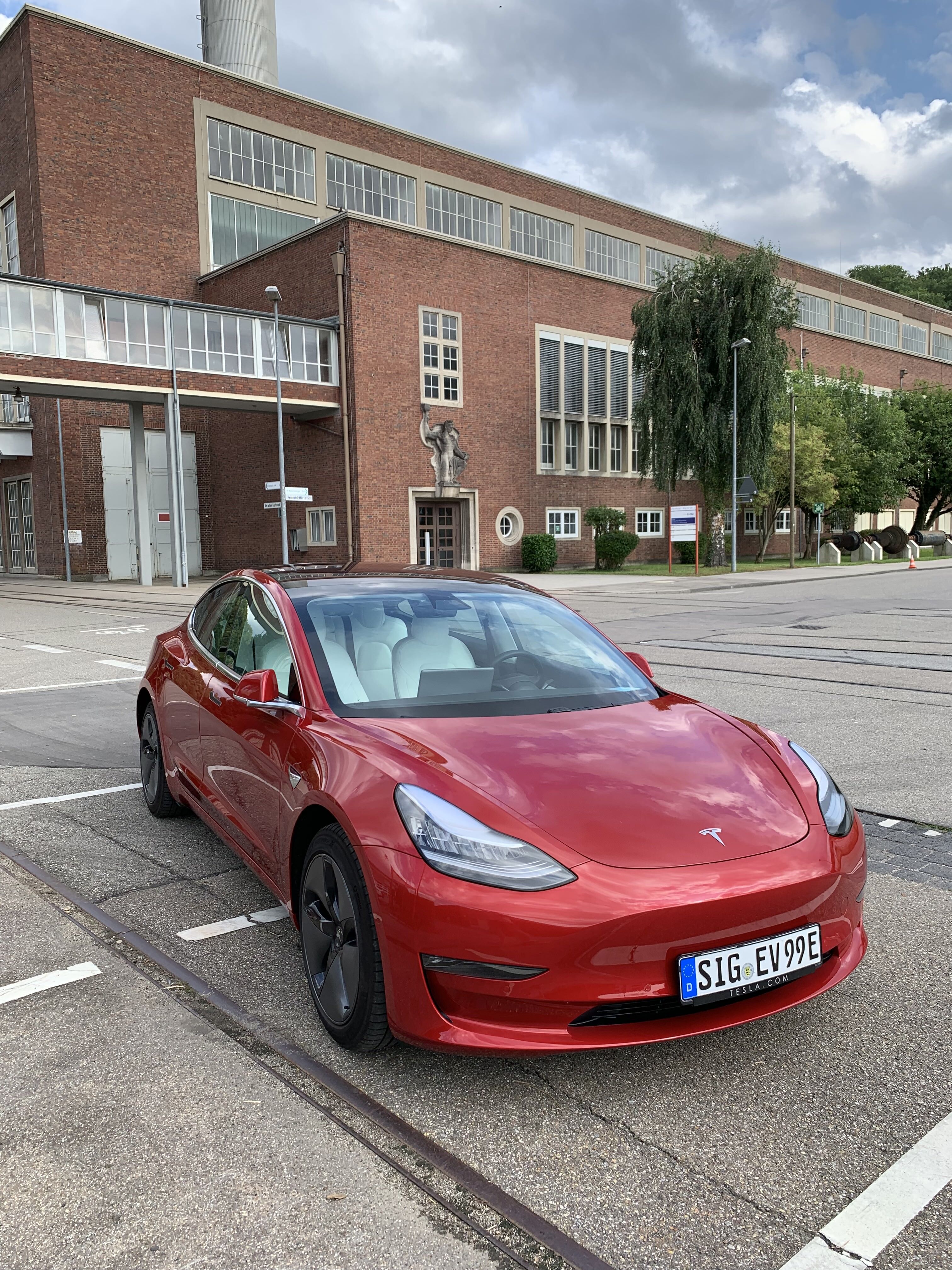 Rød Tesla Model 3 fra 2019