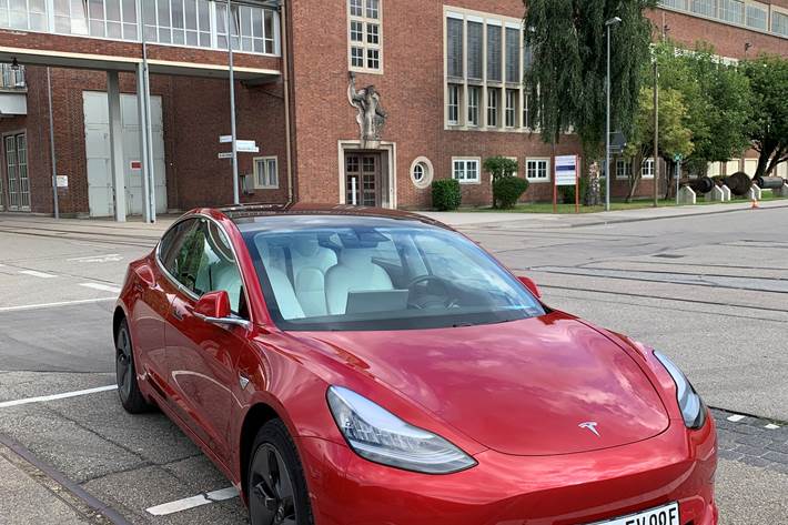 Rød Tesla Model 3 fra 2019
