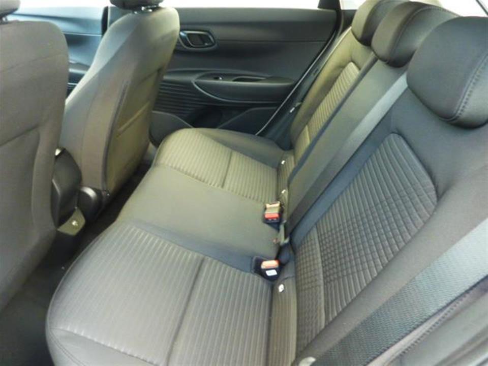 Hvid Hyundai i20 fra 2021