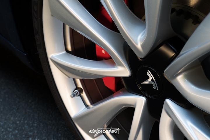 Blå Tesla Model 3 fra 2019