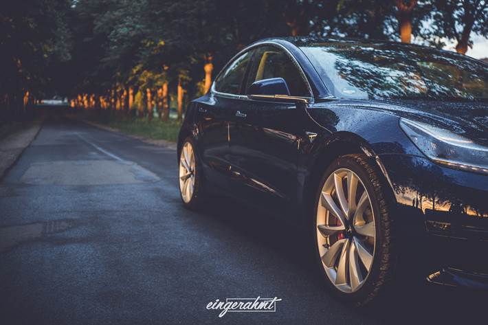 Blå Tesla Model 3 fra 2019