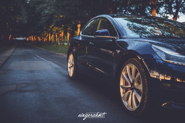 Blå Tesla Model 3 fra 2019