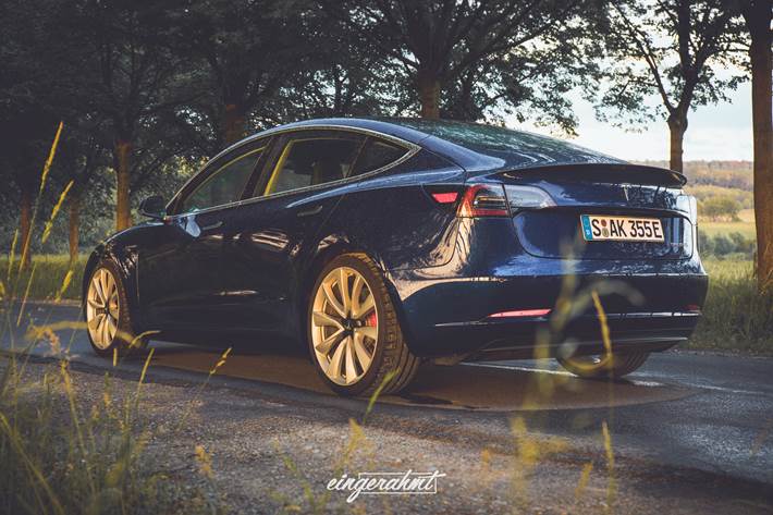 Blå Tesla Model 3 fra 2019