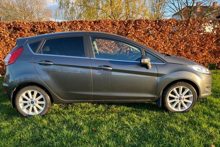 Grå Ford Fiesta fra 2016