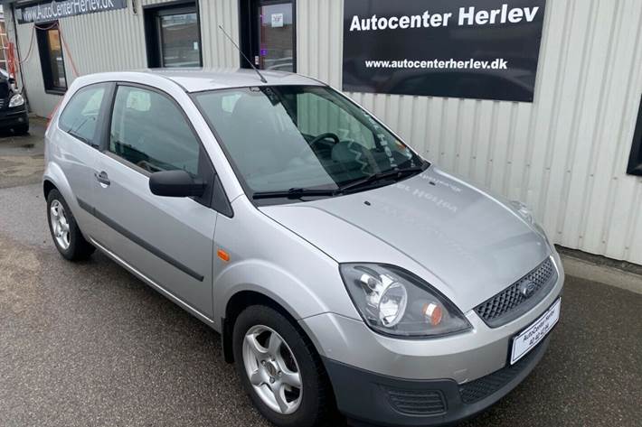 Grå Ford Fiesta fra 2006