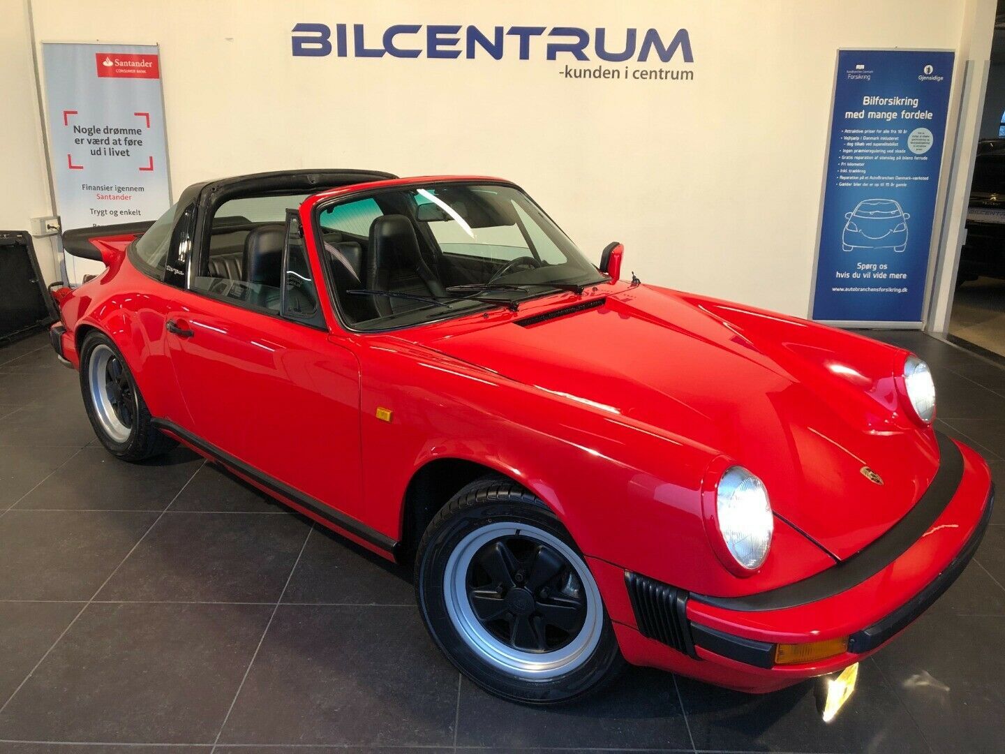Rød Porsche 911 Targa fra 1975
