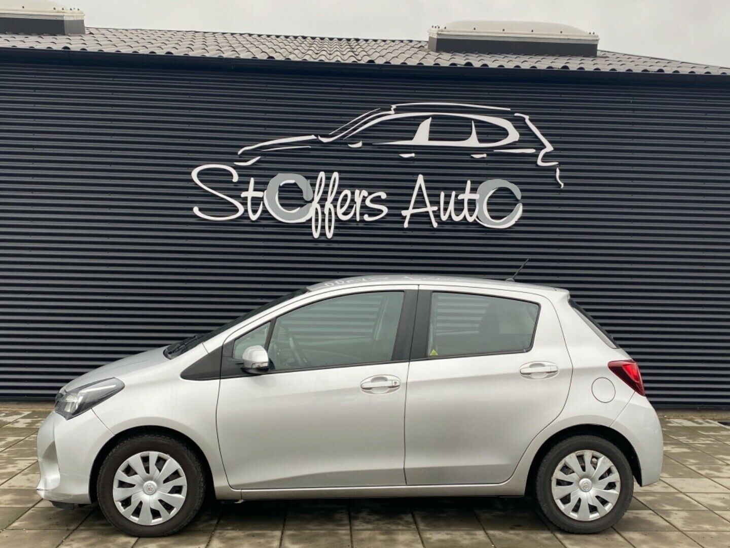 Grå Toyota Yaris fra 2015