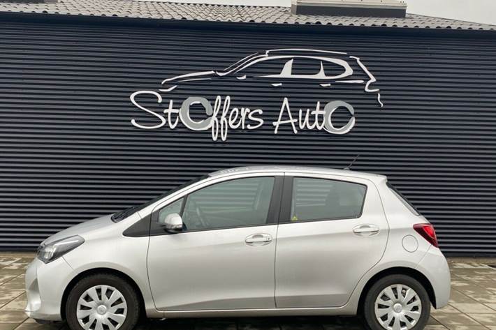 Grå Toyota Yaris fra 2015