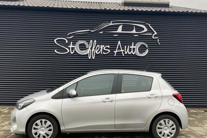 Grå Toyota Yaris fra 2015