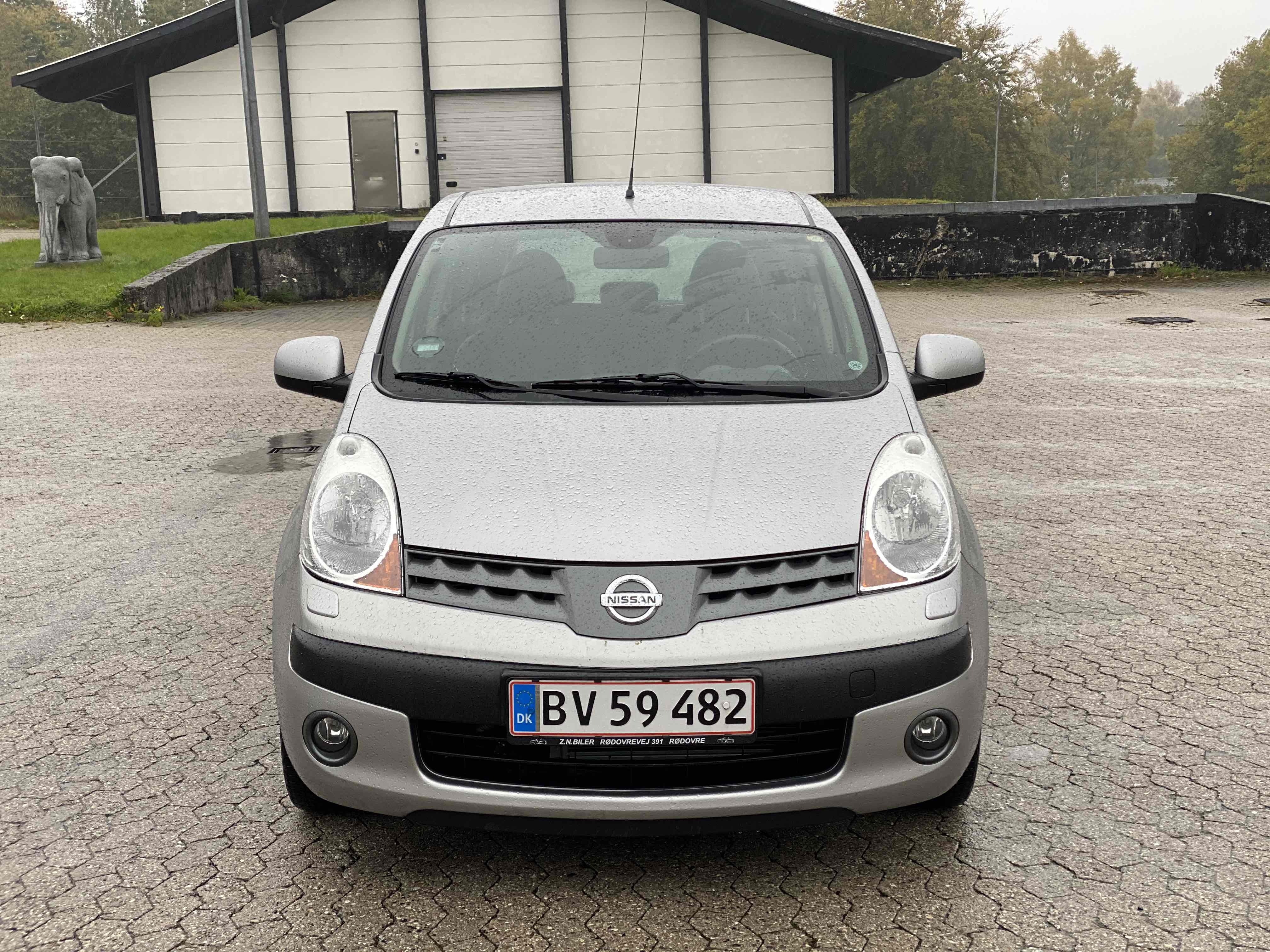 Grå Nissan Note fra 2006