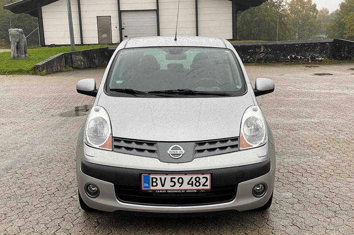 Grå Nissan Note fra 2006