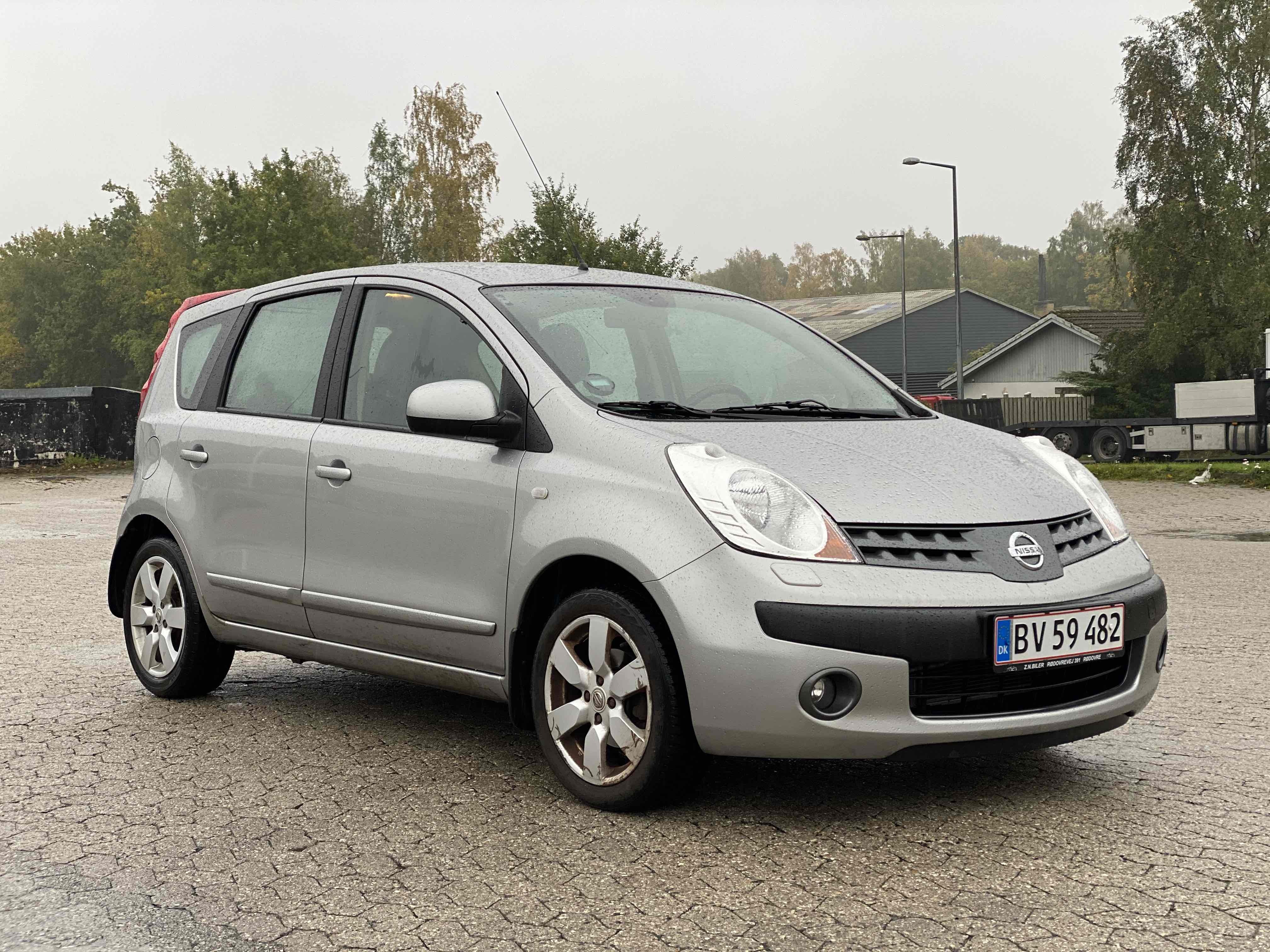 Grå Nissan Note fra 2006