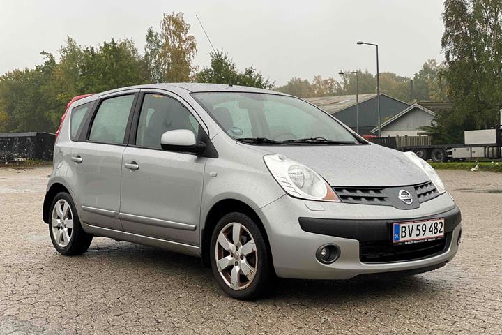 Grå Nissan Note fra 2006