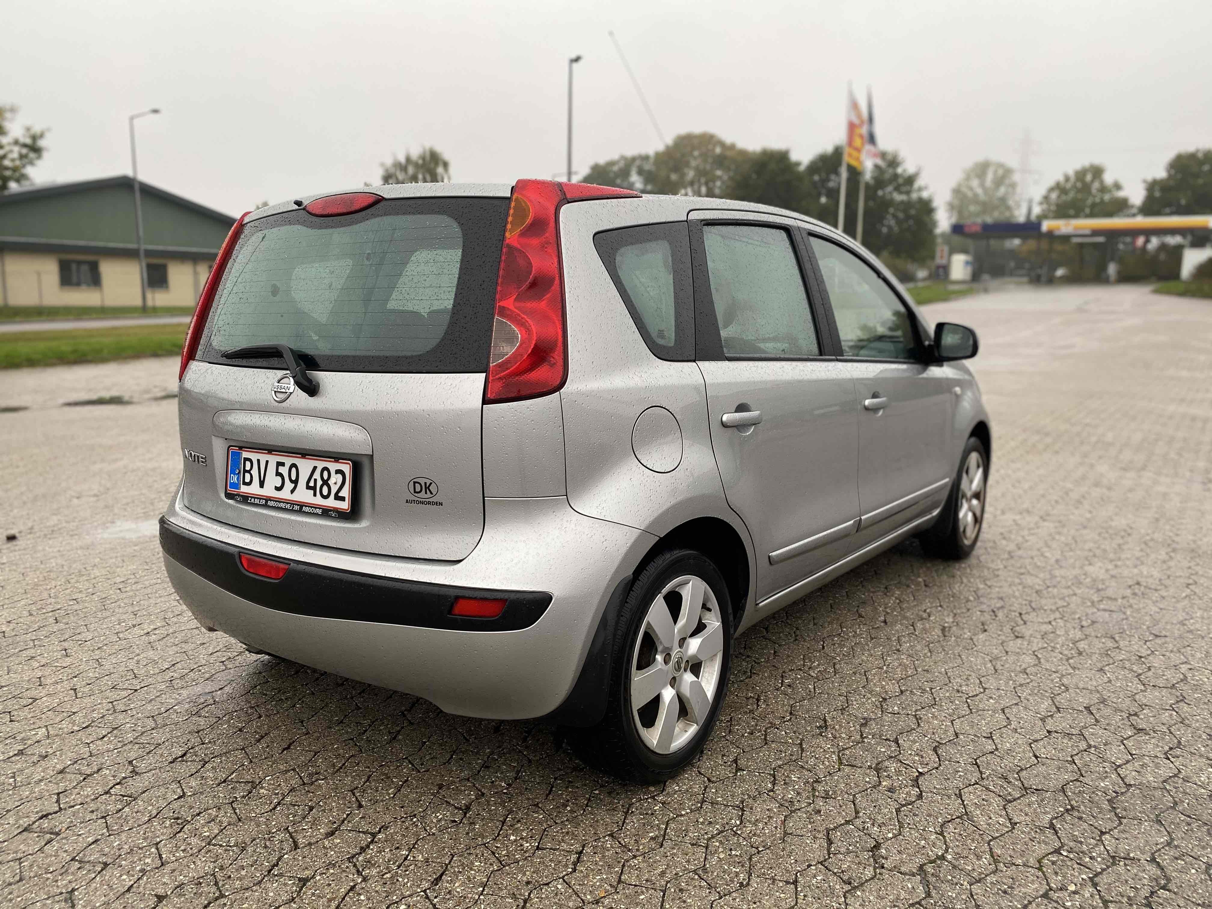 Grå Nissan Note fra 2006