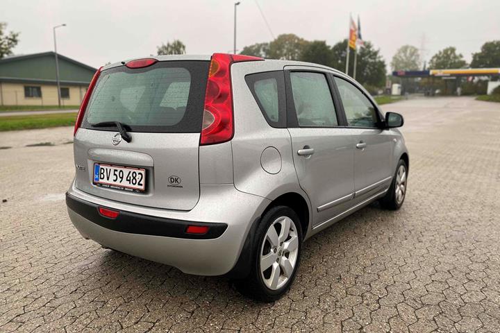 Grå Nissan Note fra 2006
