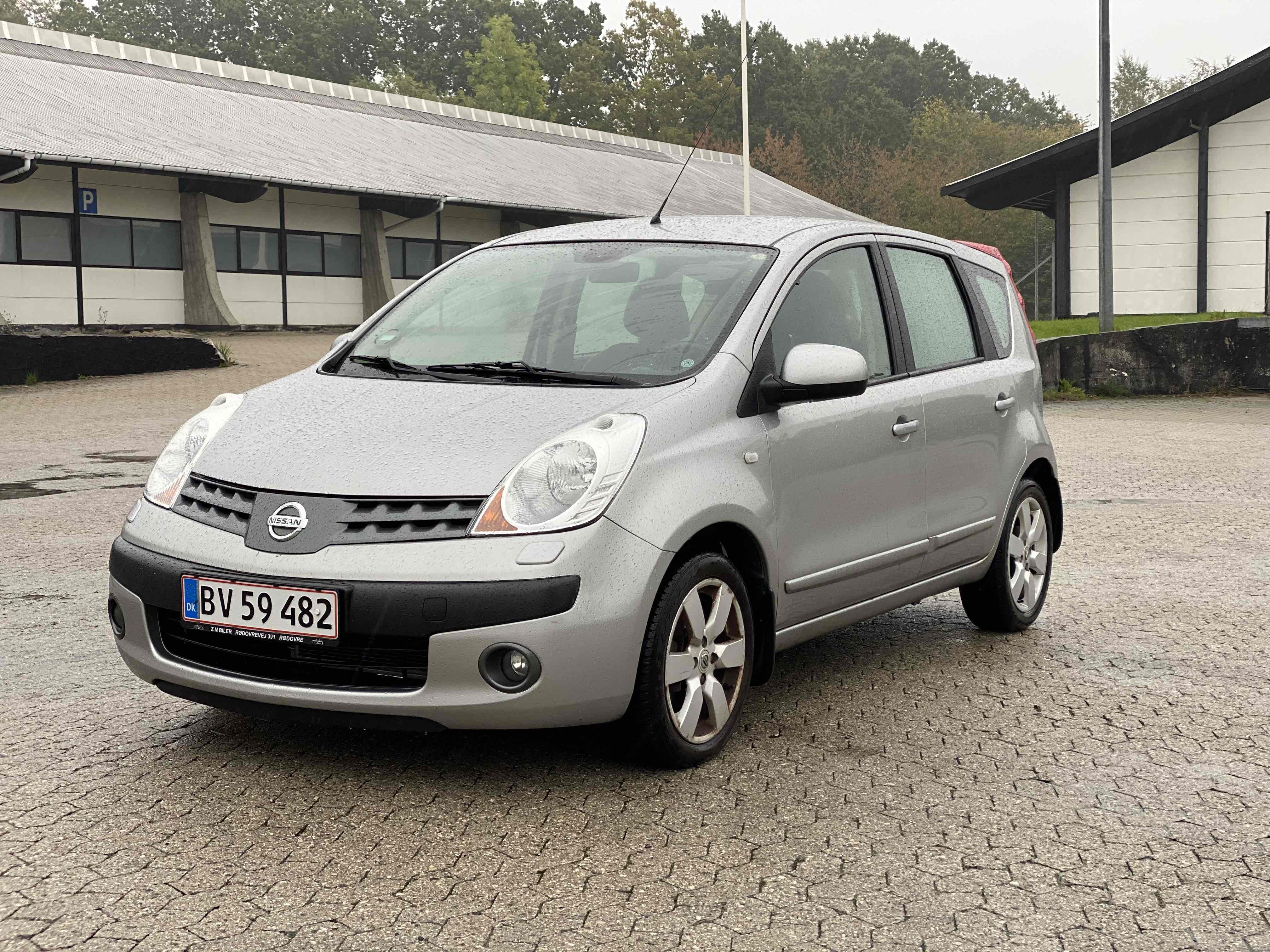 Grå Nissan Note fra 2006