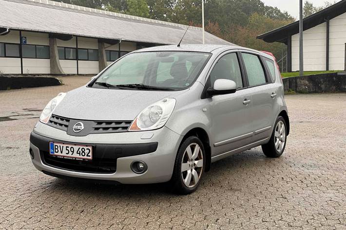 Grå Nissan Note fra 2006
