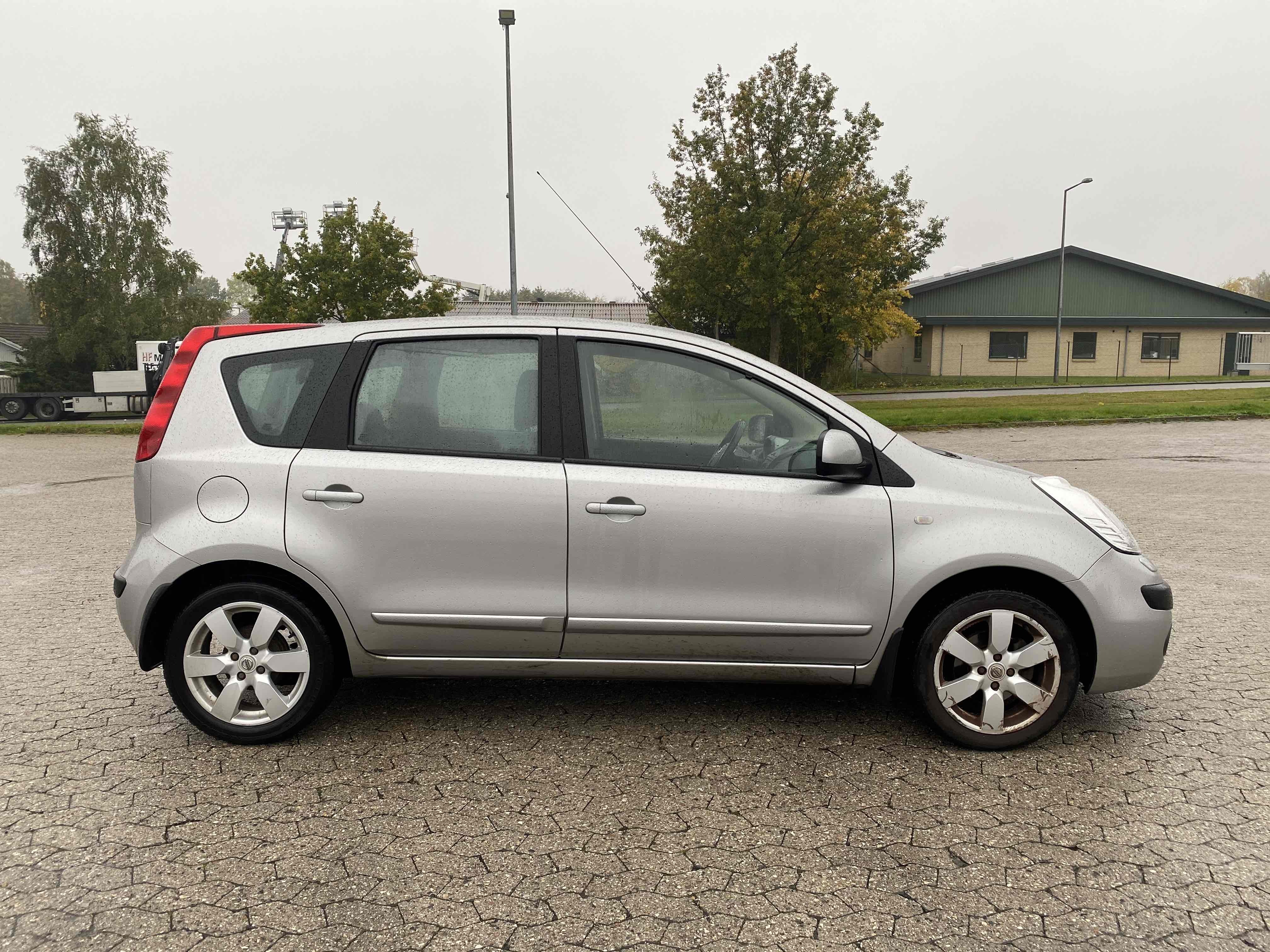 Grå Nissan Note fra 2006