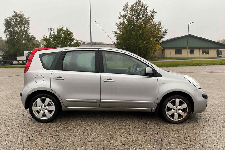 Grå Nissan Note fra 2006
