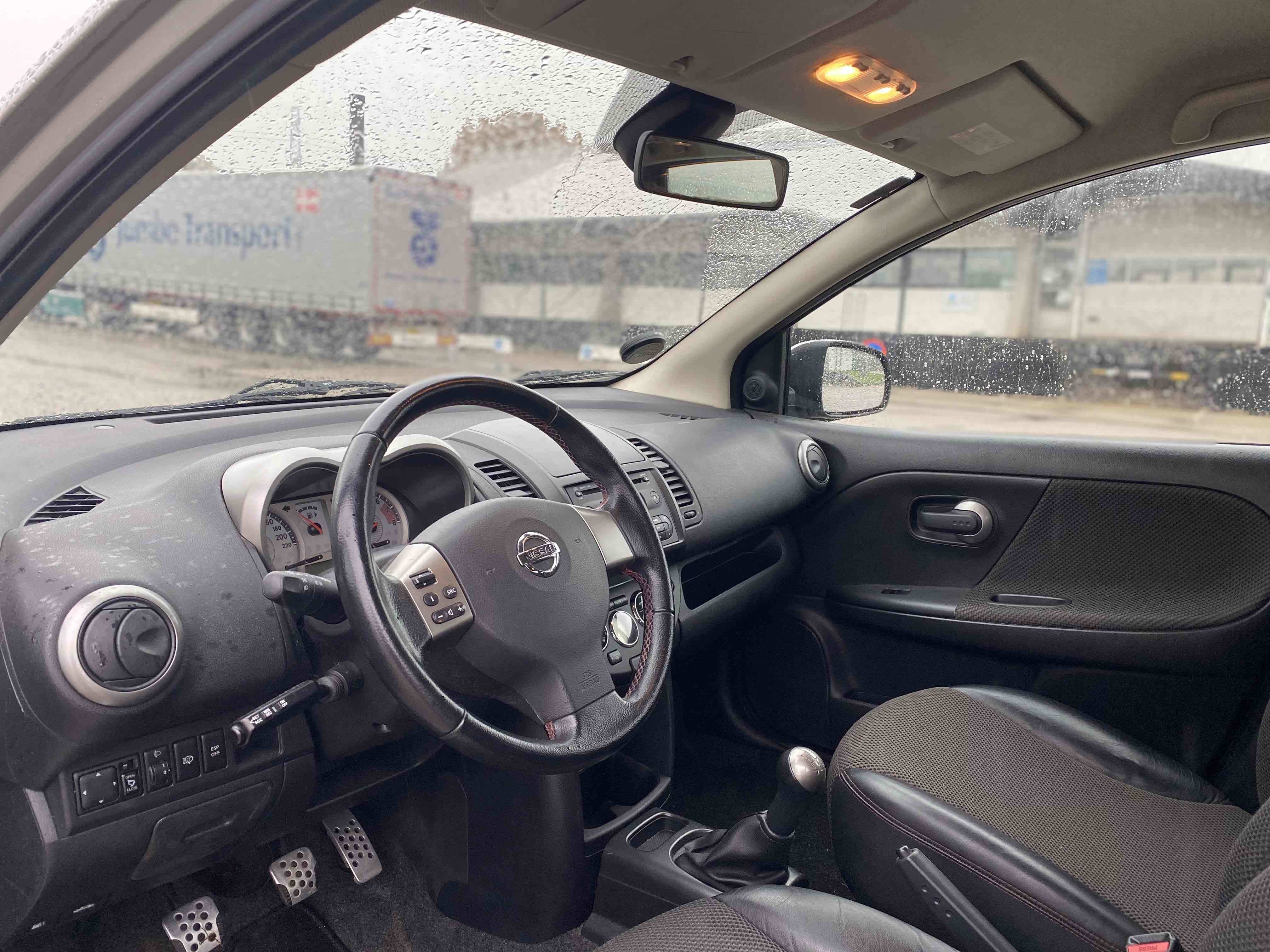 Grå Nissan Note fra 2006