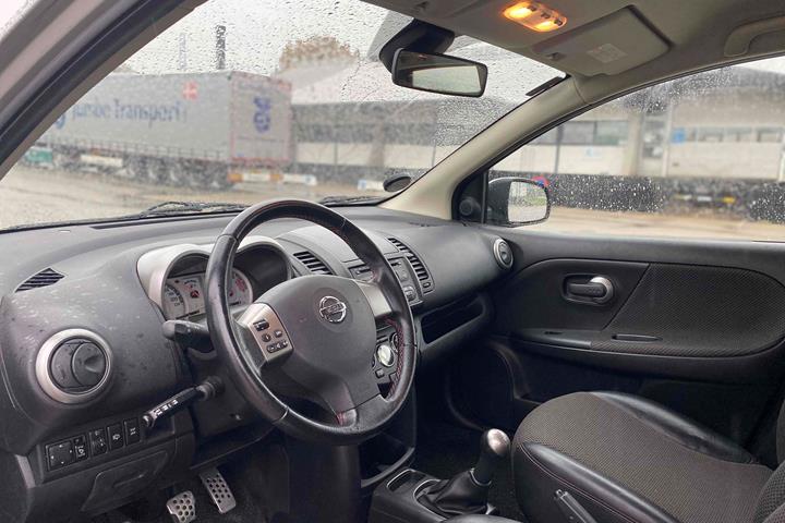 Grå Nissan Note fra 2006
