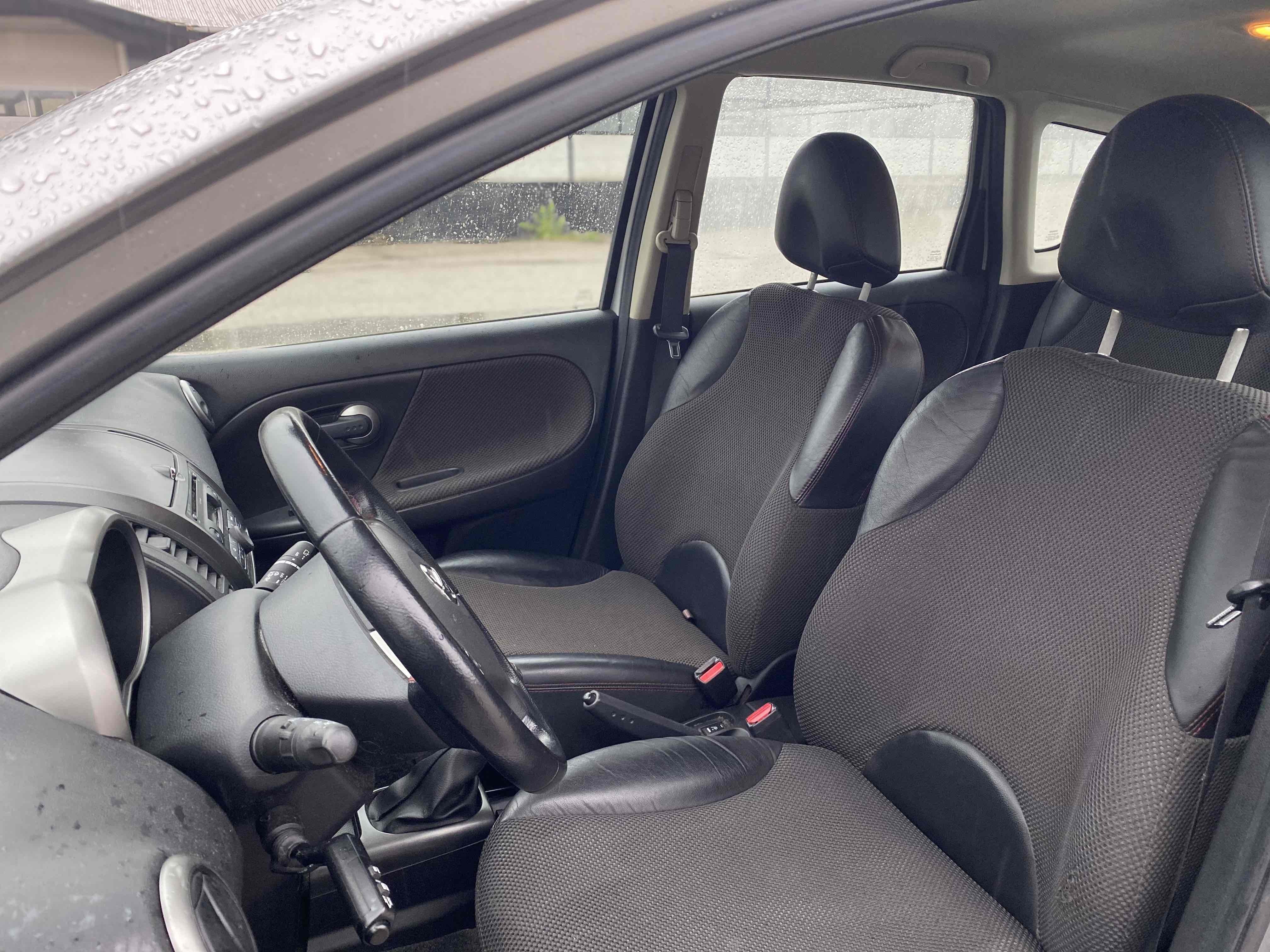 Grå Nissan Note fra 2006