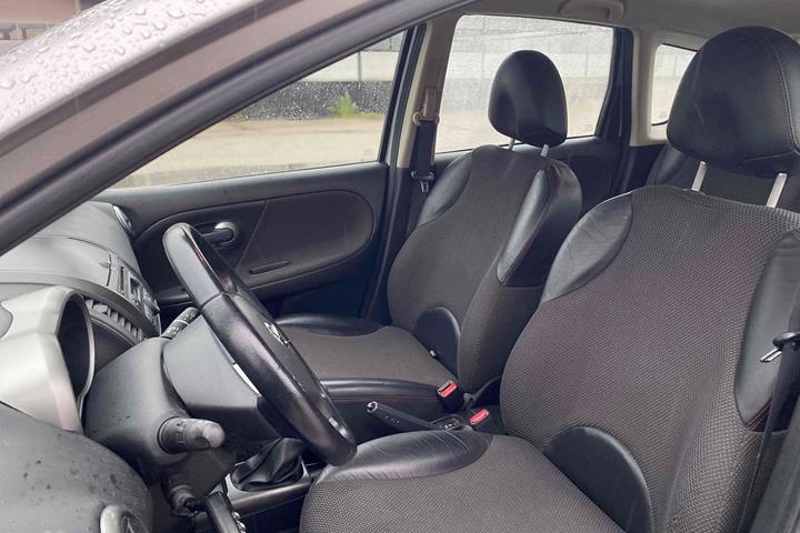 Grå Nissan Note fra 2006
