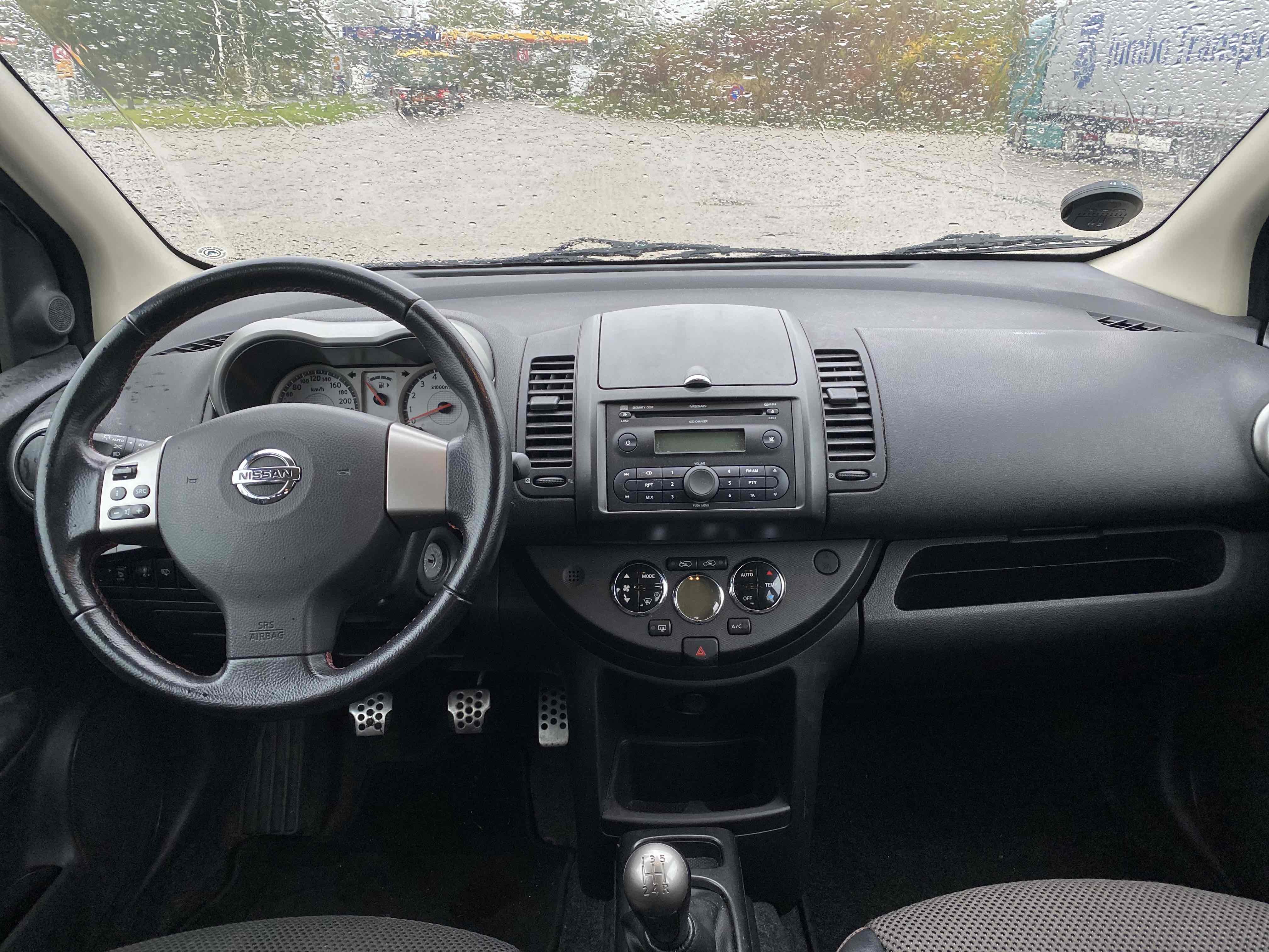 Grå Nissan Note fra 2006