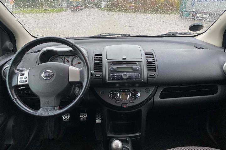 Grå Nissan Note fra 2006