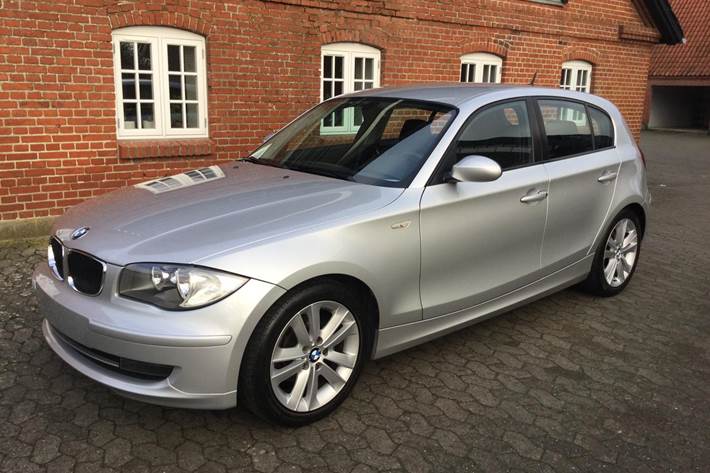 Grå BMW 118 fra 2008