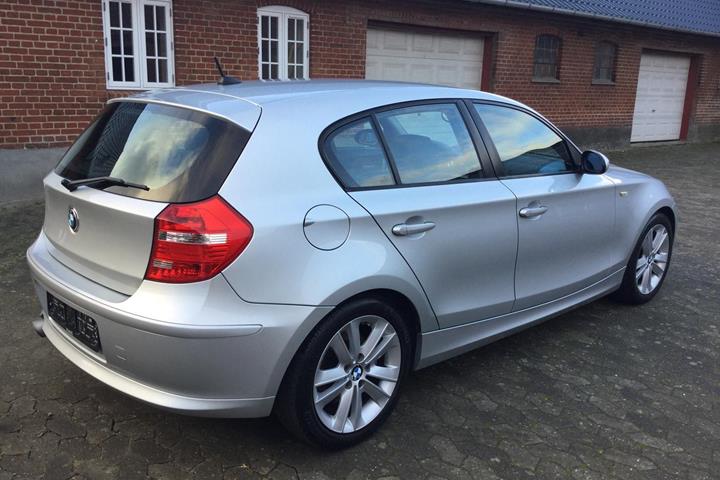 Grå BMW 118 fra 2008