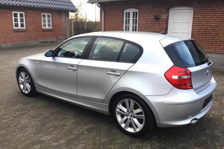 Grå BMW 118 fra 2008