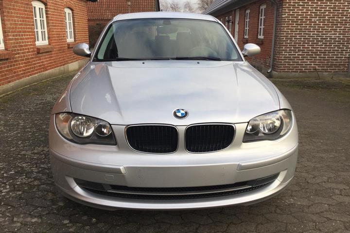 Grå BMW 118 fra 2008