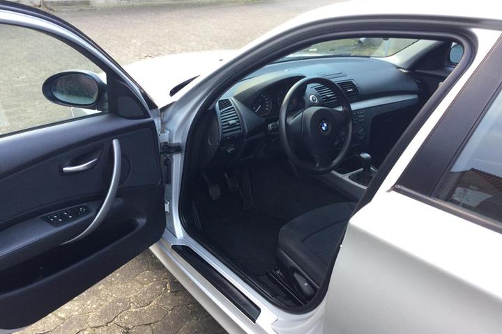 Grå BMW 118 fra 2008
